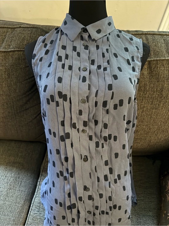 Banana Republic Tops - Banana Republic Sleeveless Button-Down pleated Top blue with Black Spot Print